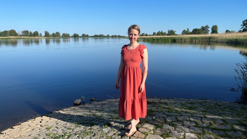 Das Bild zeigt Lisa Schäperklaus an der Oder stehend.