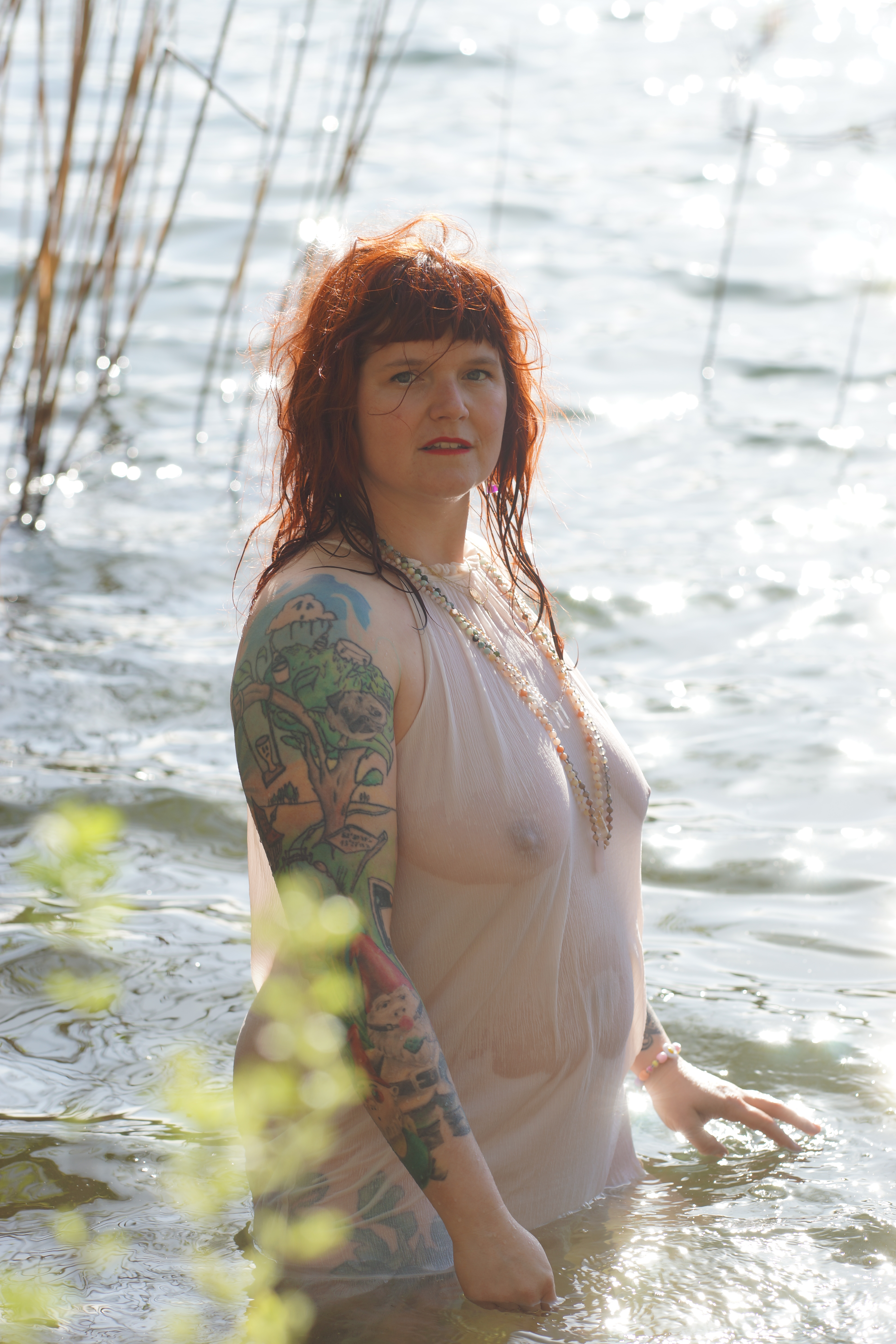 Frauenfotografie - Frau mit roten Haaren im Wasser